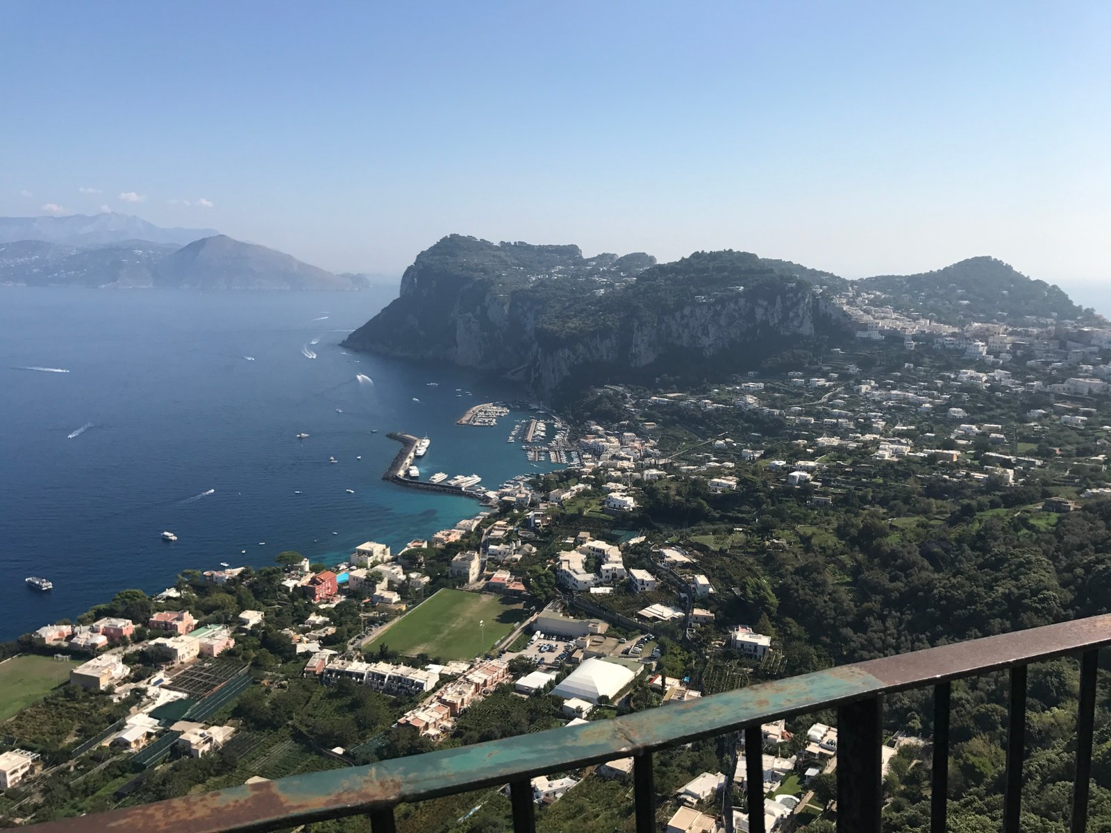Vista panorámica de la costa de Capri, Italia